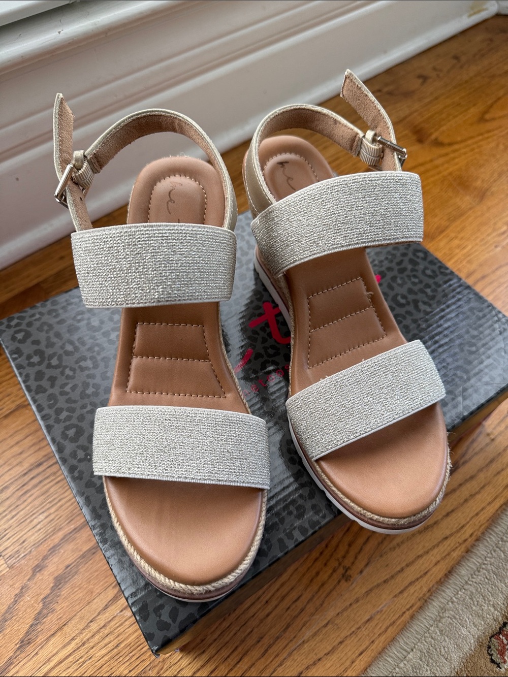 MeToo brand Gaby15 style Metallic Cream Elastic Strap Sandals size 8